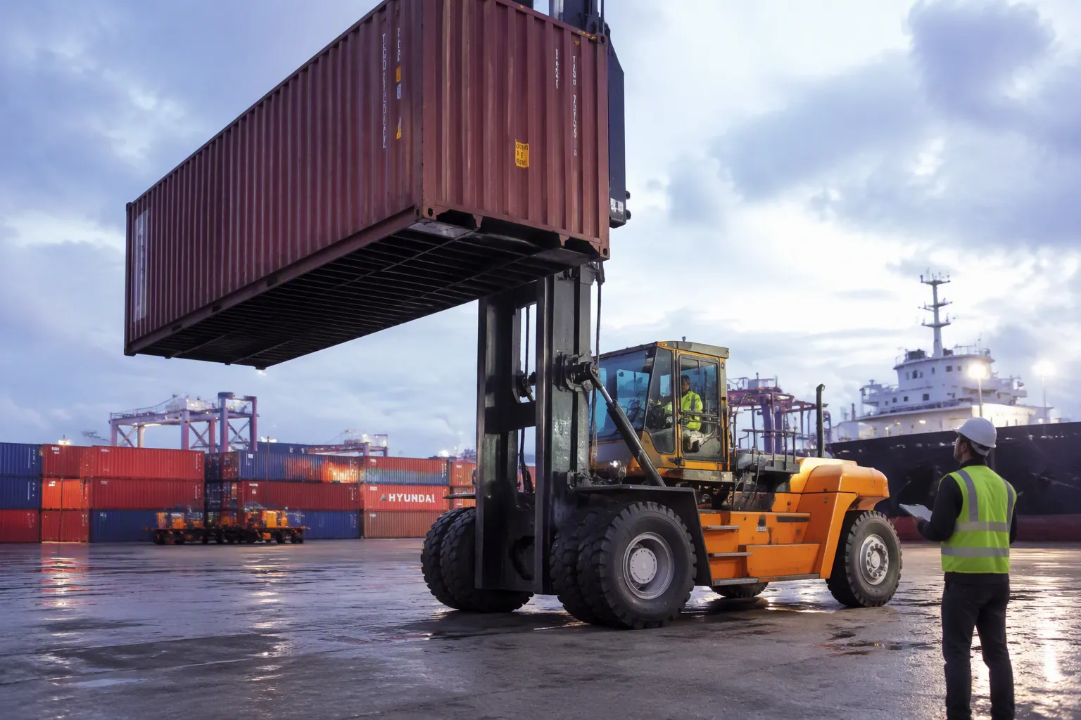 Comment choisir un chariot élévateur diesel de grande capacité pour les opérations portuaires et minières
