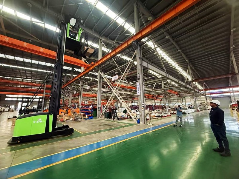 L'essor des chariots élévateurs électriques à axe vertical : une révolution pour l'efficacité des entrepôts